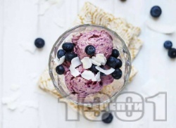 Здравословен домашен протеинов сладолед с боровинки, банан и сирене котидж - снимка на рецептата